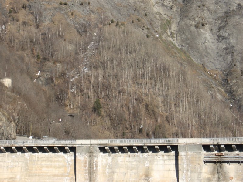 mountainlakedam2.jpg